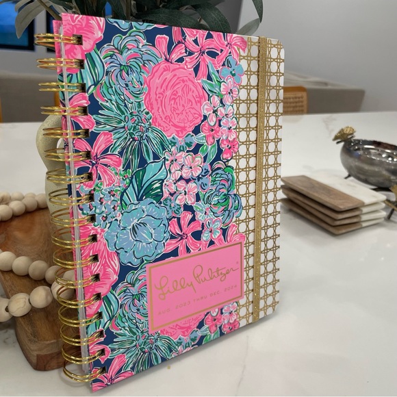 π Lilly Pulitzer Daily Planner 23-24, Large Agenda Hardcover! - Picture 7 of 14